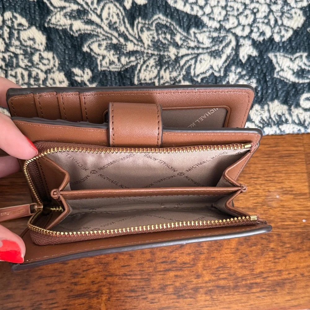 Michael Kors Cream and Tan Shoulder Bag and matching wallet - Picture 4 of 10